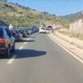 Kolaps na: Auto-putu u crnoj gori Ljudi izašli iz automobila, formirale se kolone: Vozilo se zapalio i napravilo haos kod…