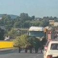 Kamion stao kao ukopan, a on je samo projurio pored: Umalo udes kod Valjeva! Ljudi, ovo je stvarno opasno