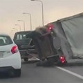 Olujni vetar prevrnuo prikolicu: Nevreme pravi haos širom Srbije, dramatičan snimak (Video)