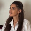 Veliki izrez na suknji: Voditeljka RTS-a se fotkala u svom domu, a zbog golih nogu joj poručuju: "manekenko" (foto)