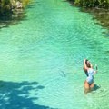 Kristalno čista voda i palme: Evo kako se brčka Jelisaveta Orašanin: Slikala se u kupaćem u vodi, a od ovog prizora zastaje dah…