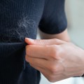 Rešite muku sa dlakama Genijalan trik koji u sekundi uklanja sve pseće dlake sa odeće – zaboravite četke i valjke!