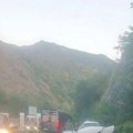 Teška saobraćajnka na putu: Kraljevo-raška Stvaraju se veliki zastoji: Vozači, oprez!