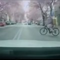 Tragedija izbegnuta za dlaku: Biciklista u Nišu zamalo stradao: Vozač preticao autobus, dostavljač hrane izleteo na put (video)…