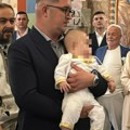 Mama u venčanici, tata u svadbenom odelu Uroš Živković krstio sina posle crkvenog venčanja, Lazar je njegova kopija