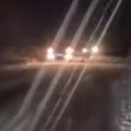 Ovo je najjeziviji snimak sa puteva Srbije Vozači u šoku izlaze iz automobila zbog snega, ovaj deo zemlje okovan ledom (video)…