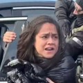 Жена блокирала пут агентима ИЦЕ у Минесоти: Разбили јој прозор, извукли је из возила док се држала за врата (видео)