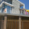 Vila u staklu od 2 miliona i privatna plaža: Naš pevač poseduje luks nekretninu na primorju, u renoviranje uložio 200.000 evra…