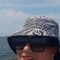 Skinula se majka Meline Džinović: Otišla da uživa na luks plaži sa unukom, pa objavila sliku
