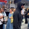 Novak u akciji: Đoković se maskirao i prošetao Tajms skverom, gotovo niko ga nije prepoznao!