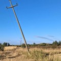 Čitaoci javljaju: Iskrivljena bandera za visokonaponsku mrežu do farme svinja u Svircu, nadležni nedeljama ne reaguju na ovu…