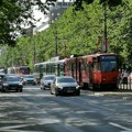 Snimljena stravična scena u Beogradu: Čovek leži na šinama dok tramvaj nailazi