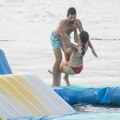 Pogledajte kako Đokovići uživaju u Dubrovniku: "Bezobrazni" Novak gurnuo Jelenu u vodu, cela porodica na okupu