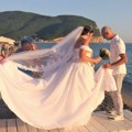 Na plaži se upoznali i zavoleli, pa se i venčali Čudesna ljubavna priča para iz Crne Gore (foto)