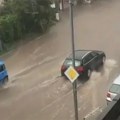 VIDEO Dramatične scene u Kruševcu: Posle kiše reke teku ulicama, automobili se jedva kreću