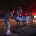 Evakuisana bolnica u Grčkoj zbog požara, pacijenti leže na podu trajekta (VIDEO)