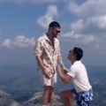 Snimak gej veridbe na Lovćenu napravio haos na društvenim mrežama Podeljena mišljenja, komentari pljušte na sve strane…