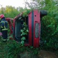 Automobil se prevrnuo u Sremskoj Kamenici, vozač iz auta upao direktno u bunar (FOTO)