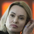 Osam i po godina zatvora ruskoj novinarki koja se na televiziji usprotivila napadu na Ukrajinu