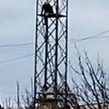 Snimak drame u Pančevu Muškarac preti da će da skoči sa tornja, vatrogasci se penju da ga spasu (VIDEO)