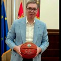Predsednik Srbije dobio loptu sa potpisom Lerija Birda