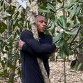 Student šumarstva postavio Ginisov rekord zagrlivši više od 1.100 stabala za sat vremena (FOTO)