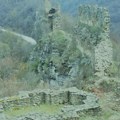 Utvrđenje koje nisu uspeli da sruše: Priča o tvrđavi nedaleko od Vranja - jedan od najstarijih spomenika istorije i kulture…