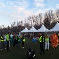 VIDEO/FOTO Studenti prenoćili u šatorima na stadionu u Inđiji, oduševljeno kažu: „Nismo znali u kolikom će nas broju…