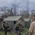 Veterani JSO postavili šatore u Pionirskom parku, jedan od njih štapom napao građane koji su snimali (VIDEO)