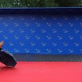 Šou u Tirani: Rama na kolenima dočekao Đorđu Meloni, snimak kruži mrežama