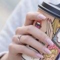 Kafa ili napitak sa mikroplastikom – od čega su kartonske čaše