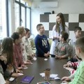 Naučni karavan u Novom Pazaru: Srednjoškolci približavaju nauku najmlađima kroz kreativne radionice