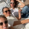 Melina posle venčanja otvorila flašu: U venčanici od 8.000€ nazdravlja sa drugaricama na milionerovoj jahti