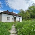 Daniel prodaje domaćinstvo u okolini Žagubice: Za useljivu kuću od 100 m², garažu i 3 hektara šume traži 16.500 €