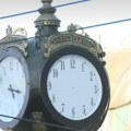 Skinute kazaljke sa beogradskog sata na Trgu republike