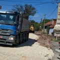 Ulica u Medoševcu zatvorena za sve, ali teški kamioni prolaze – žitelji kažu nastao haos, ugrožena bezbednost i radovi
