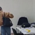 Težak incident u Batajnici! Huligani sa štanglama upali u kol centar SNS