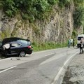 Lančani sudar kod prijepolja: Muškarac bez svesti leži na putu, saobraćaj obustavljen (foto)