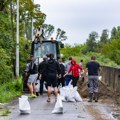 Meštani u strahu šta će noć doneti, Drava i Mura im zadaju muke, čak i deca grade nasipe: „Tata, daj mi vreću, stiže…