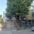 Skele oko zgrade PIO fonda u Dušanovoj stoje godinama - zbog greške u katastru
