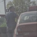 Beograđani u neverici: Dok je čekao da se na semaforu upali zeleno svetlo, muškarac uradio odvratnu stvar (foto)