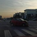 Automobili smrskani, srča po putu! Sudar na Novom Beogradu, policija na licu mesta foto