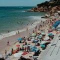 Već počelo kupanje u Hrvatskoj, plaže u Dalmaciji pune