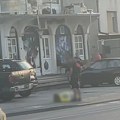Jeziva scena u Čačku, devojka leži na trotoaru i plače! Očevici otkrili: Udarao ju je nogama pred prolaznicima!