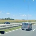 Šokantan snimak s autoputa Beograd–Novi Sad Kamikaza punim gasom zaustavnom trakom u suprotnom smeru (foto) (video)