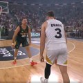 Mama drži semafor, braća Dragić igraju 1 na 1 (VIDEO)