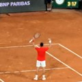 Novak ovako nešto ne pamti na Rolan Garosu, Srbin se pozdravio sa Zverevom, a onda ovo uradio na centru terena