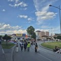 Blokade raskrsnica u Čačku najavljene i za večeras, protest nastavljen na gradskom trgu