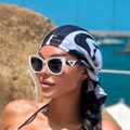 Diže temperaturu na Siciliji: Maja Marinković jedva obuzdala grudi u smelom kupaćem, provocira pred ulazak u Elitu (foto)