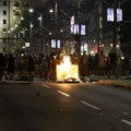 Neredi na protestu u centru Beograda: Bačen suzavac, zapaljeni kontejneri, izlomljene metalne ograde